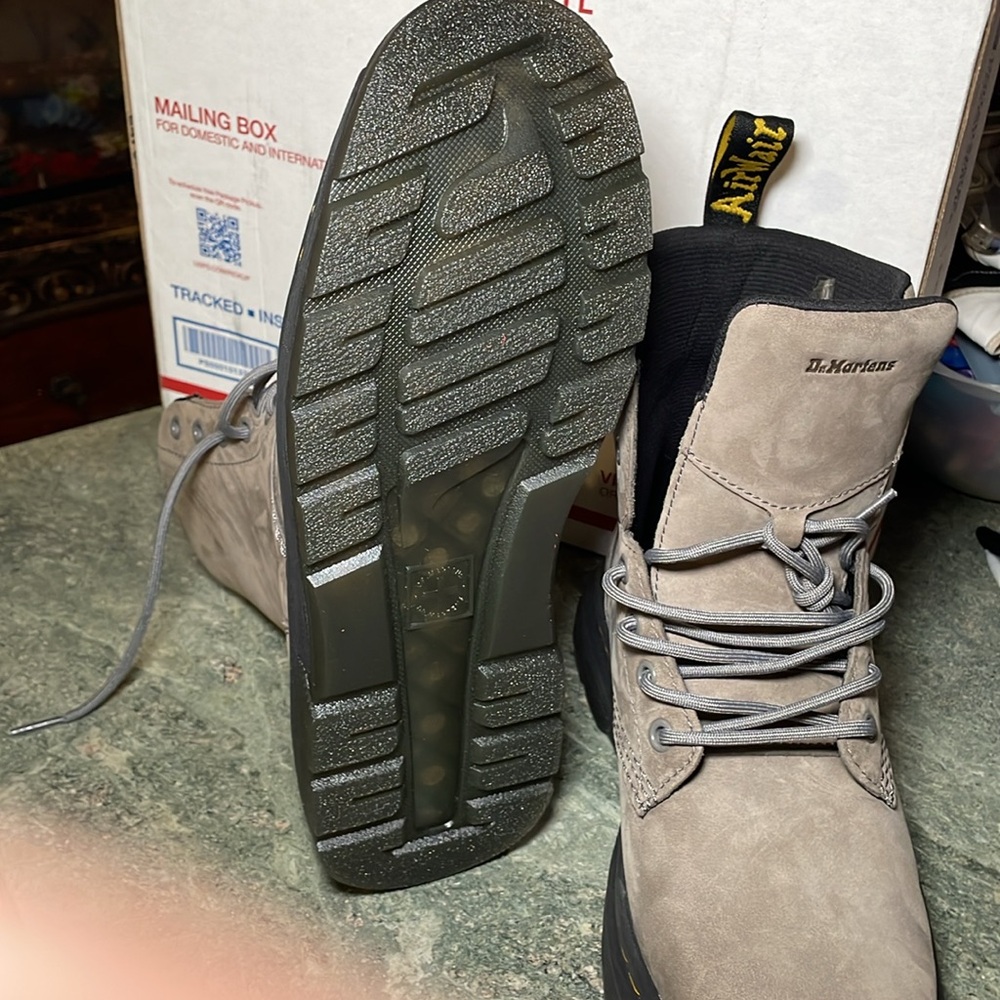 Dr. Martens, Doc's, DM s,Doc Martens
CREWSON
MADE IN VIETNAM
Size 8 - Picture 4 of 7